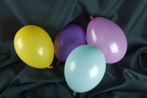 Dalgalı Yeşil Arka Planda Uyumlu Renkte Balonlar Düşük Renk Hala — Stok fotoğraf