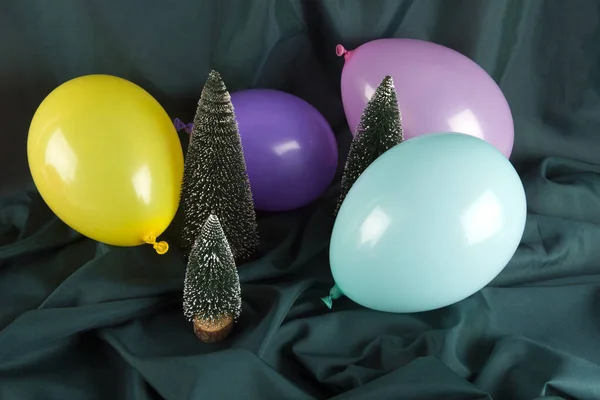 Eine Komposition Aus Verschneiten Weihnachtsbäumen Umgeben Von Bunten Luftballons Auf — Stockfoto