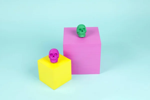Calaveras Plástico Colores Brillantes Cubos Color Rosa Amarillo Una Composición — Foto de Stock