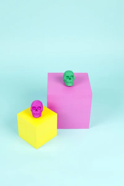 Calaveras Plástico Colores Brillantes Cubos Color Rosa Amarillo Una Composición —  Fotos de Stock