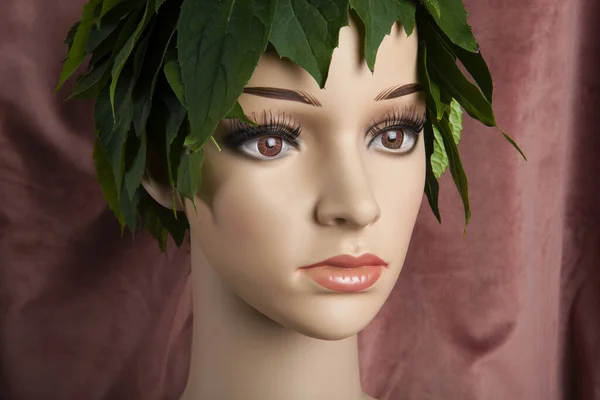 Manequim Exposição Que Usa Cabelo Folhas Representa Uma Deusa Natureza — Fotografia de Stock