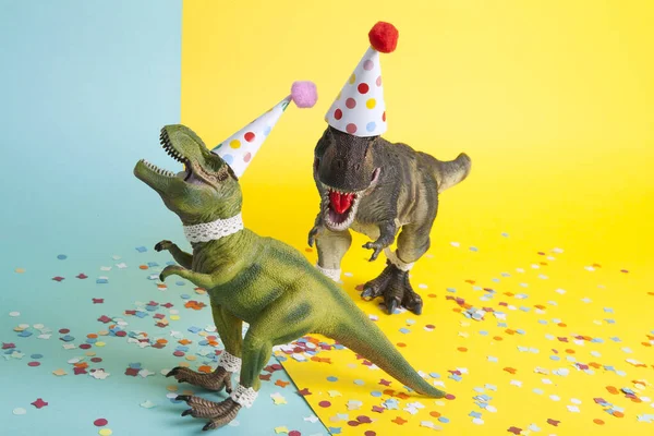 Une Paire Dinosaures Célébrant Sur Tapis Confettis Vêtus Dentelle Chapeau — Photo