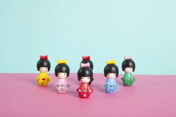 Eine Sammlung Von Hölzernen Kokeshi Puppen Die Einem Dreieck Angeordnet — Stockfoto