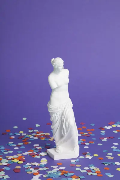 Vénus Milo Rodeada Confetes Num Fundo Púrpura Vibrante Fim Festa — Fotografia de Stock