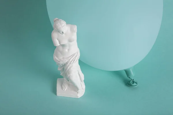 Een Venus Milo Voor Een Turquoise Ballon Dezelfde Kleur Als — Stockfoto