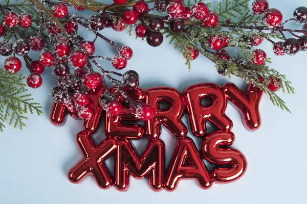 Ornement Noël Plastique Rouge Brillant Avec Texte Disant Joyeux Noël — Photo