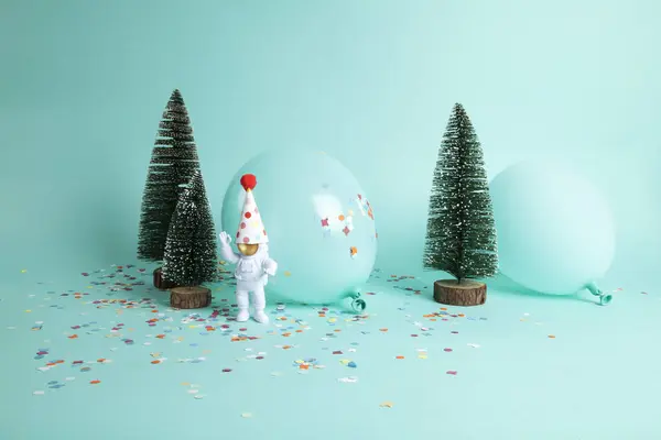 Kosmonauta Badającego Śnieżny Las Jak Nową Planetę Otaczają Konfetti Balony — Zdjęcie stockowe