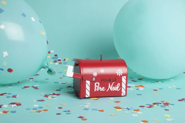 Caixa Correio Famosa Papai Noel Cercado Por Confetes Balões Mesma — Fotografia de Stock