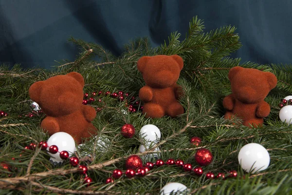 Três Bauble Natal Ursinho Colocado Uma Pilha Ramos Abeto Com — Fotografia de Stock