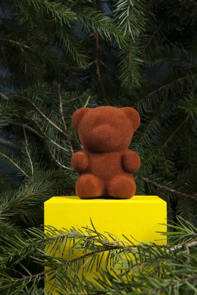 Vacker Teddybjörn Ett Gult Träblock Bland Grankvistar — Stockfoto