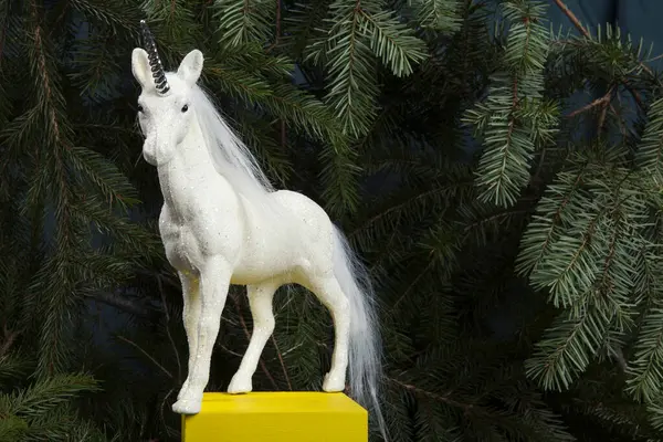 Unicórnio Branco Iridescente Entronizado Como Uma Rainha Floresta Num Cubo — Fotografia de Stock