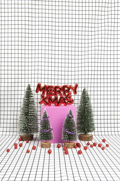 Een Glanzend Rood Plastic Kerstversiering Met Een Tekst Die Vrolijke — Stockfoto