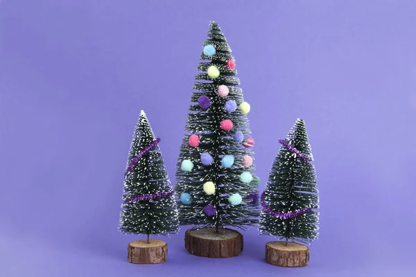 Árbol Navidad Miniatura Decorado Con Mini Guirnaldas Pompones Como Adornos —  Fotos de Stock