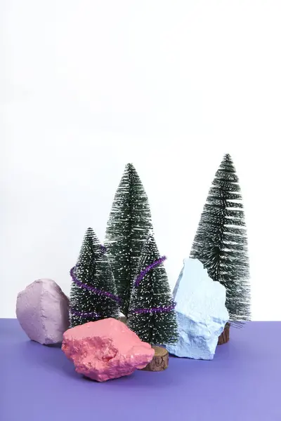 Miniatuur Bos Van Kerstboom Versierd Met Mini Glanzende Bloemenslingers Violette — Stockfoto