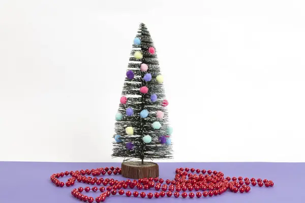 Μινιατούρα Χριστουγεννιάτικο Δέντρο Διακοσμημένο Μίνι Γιρλάντες Και Φούντες Μπιχλιμπίδια Και — Φωτογραφία Αρχείου