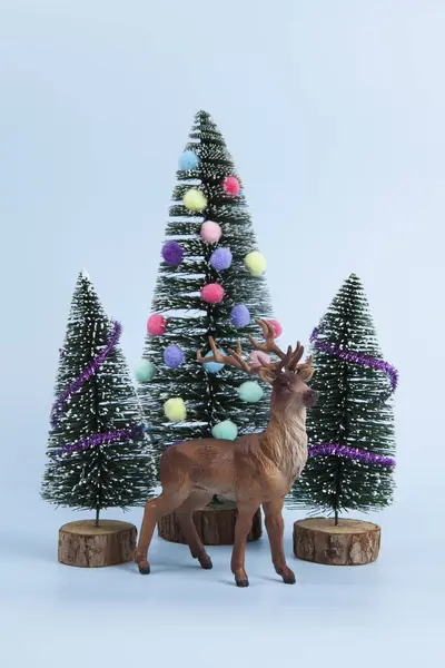 Miniatuur Kerstboom Versierd Met Mini Bloemenslingers Pompons Als Kerstballen Een — Stockfoto