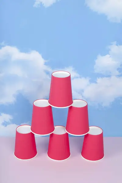Vasos Papel Rojo Montados Una Pirámide Que Simboliza Éxito Equilibrio —  Fotos de Stock