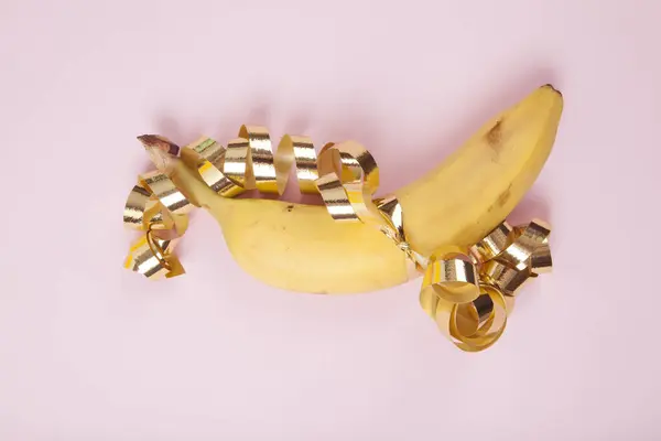 Eine Reife Banane Die Mit Einer Goldenen Schleife Umwickelt Ist — Stockfoto