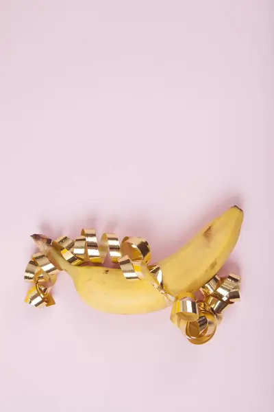 Une Banane Mûre Enveloppée Dans Ruban Bouclé Comme Agissait Cadeau — Photo