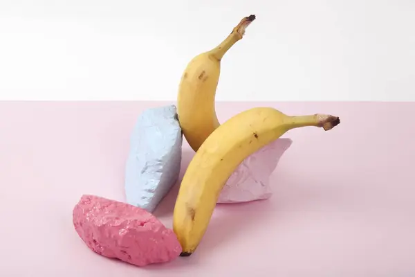 Uma Composição Cenográfica Uma Vida Tranquila Composta Por Bananas Maduras Imagem De Stock