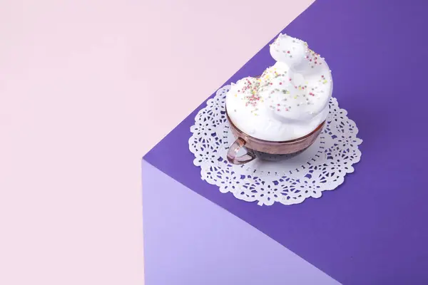 Cubo Violeta Hecho Con Papel Color Para Crear Una Ilusión —  Fotos de Stock