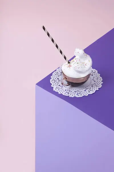 Cubo Violeta Feito Com Papel Colorido Para Criar Uma Ilusão — Fotografia de Stock