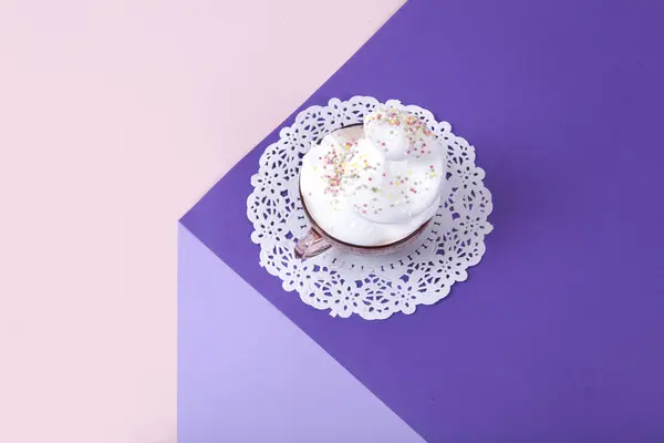 Cubo Violeta Hecho Con Papel Color Para Crear Una Ilusión Imagen de stock