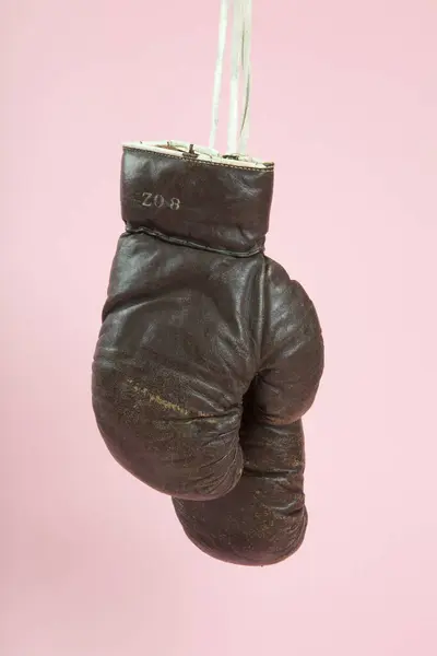 Par Luvas Boxe Velhas Penduradas Frente Fundo Rosa Doce Fotografia Imagem De Stock