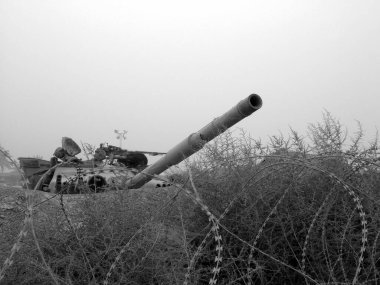 Muzaffer savaştan sonra varil ile parça üzerinde askeri ordu araç tankı. Ordu tankı bomba patlamasından zırhlı askeri metal oluşur. Askeri tank güçlü ülke ordusu için koruyucu silah