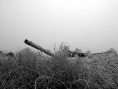 Muzaffer savaştan sonra varil ile parça üzerinde askeri ordu araç tankı. Ordu tankı bomba patlamasından zırhlı askeri metal oluşur. Askeri tank güçlü ülke ordusu için koruyucu silah