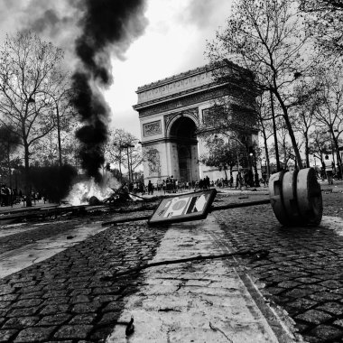 Paris, Fransa - 12 Ocak 2019. Sarı yelekli bir protesto sırasında göstericiler. Sarı yelek merkezdeki harekete karşı bir semboldür. Büyük mitingde her protesto üyesi sarı yelek giydirilmiş