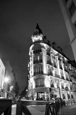 Paris, Fransa - 31 Aralık 2019 House in street on open urban nature of dark night. Dünyaca ünlü Fransa, Paris 'teki gece evi. Kasaba hayatı Fransa, Paris 'in çeşitli evlerinden sahneler