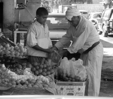 Irak, Bağdat - 2 Mayıs 2005 Sokağa çıkma yasakları sırasında orduyla çatışmadan sonra farklı Müslüman insanlar kişisel işleri ele alıyor. Müslüman insanlar geleneksel etnik kültürdür. Yabancı Müslüman dindar lar.