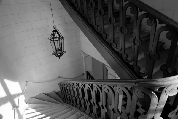 Kilátás Alulról Felfelé Gyönyörű Luxus Lépcsőház Fából Készült Korlátok Fénykép — Stock Fotó