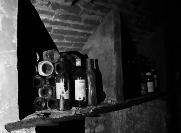 Très Anciennes Bouteilles Vin Trouve Dans Une Cave Sombre Rétro — Photo