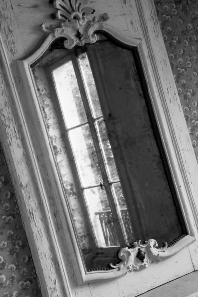 Красивое Деревянное Зеркало Рамы Старом Здании Людей Старое Здание Состоящее — стоковое фото