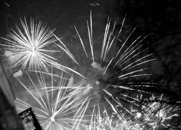 Burst Színes Tűzijáték Éjszaka Sötét Gyönyörű Petárdát Ünnep Ünneplés Tűzijáték — Stock Fotó
