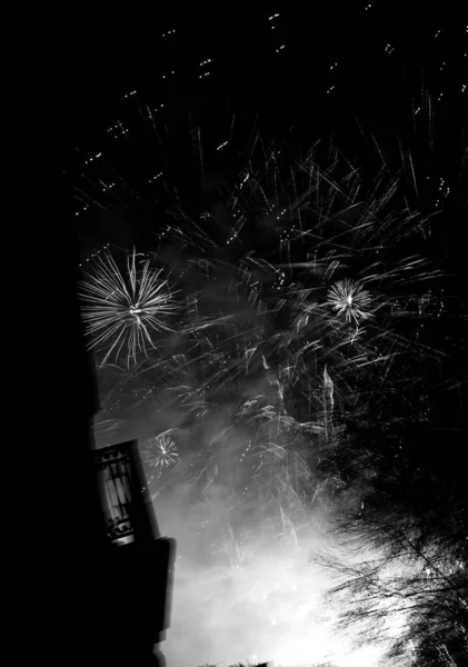 夜の暗い空でカラフルな花火 休日の祝賀のための美しい火災クラッカー スピードロケットからの花火 火災クラッカーの明るいバースト 暗い花火 — ストック写真