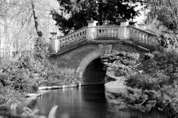 Старый Каменный Мост Перилами Через Чистую Реку Заповеднике Природная Природа — стоковое фото