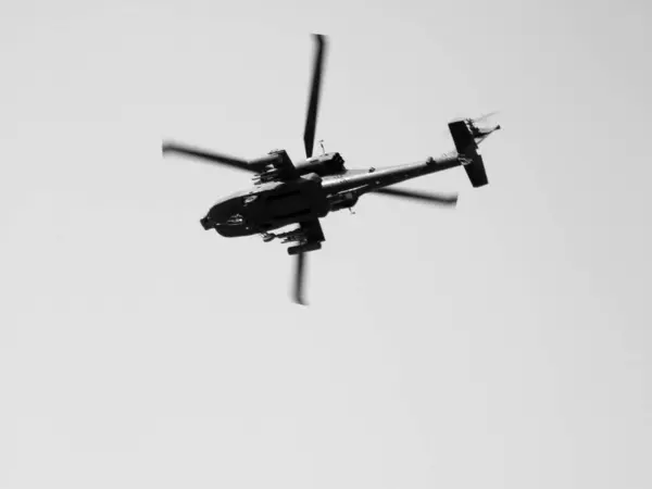 戦いの戦争で軍の兵士のための特別な軍の輸送ヘリコプターを飛ばします きれいな青空の上に輸送ヘリコプターで軍の兵士のボラント ヘリコプターは軍兵士への軍用輸送です — ストック写真
