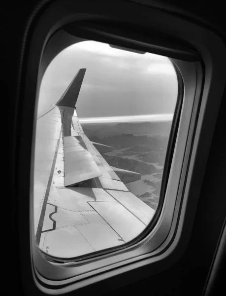从飞机窗中看到美丽的风景 飞机的大翼显示瀑布 窗中的飞机显示长翼飞机 有翅膀的飞机 窗中的飞机是在浓雾中在蓝天飞行的飞机 — 图库照片