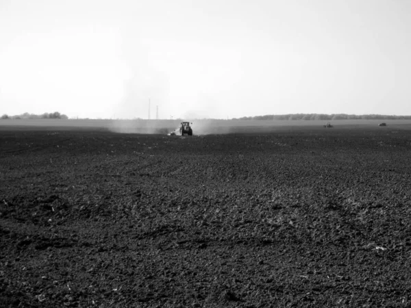 Тракторное Поле Черной Почве Открытой Местности Природа Трактор Вспаханном Поле — стоковое фото