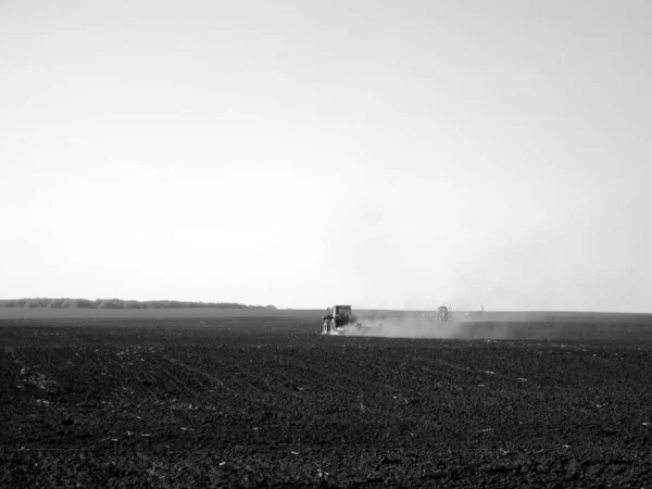 Champ Pulvérisé Par Tracteur Sol Noir Sur Nature Campagne Ouverte — Photo
