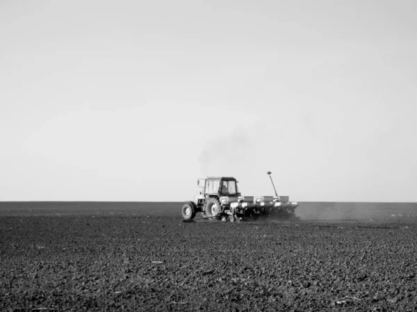 Oraná Pole Traktoru Černé Půdě Otevřené Krajině Traktor Orné Půdě — Stock fotografie