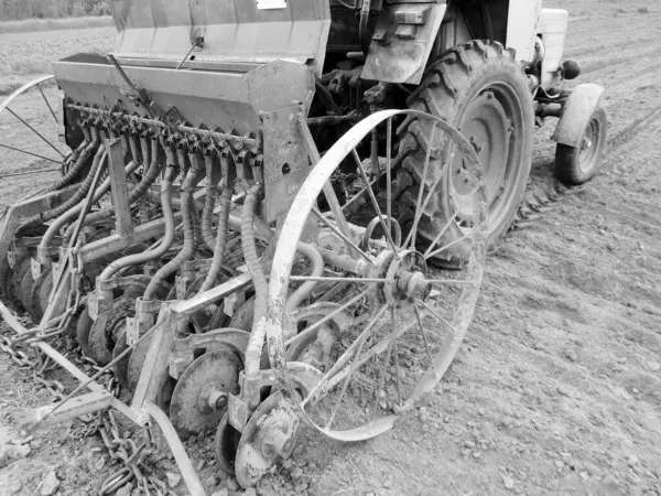 在开阔的乡间 用拖拉机在黑土上耕田 用拖拉机在耕地上耕田 用泥土种植美味蔬菜 用有机耕地在清澈的夜空下耕田 是拖拉机的天然土壤 — 图库照片