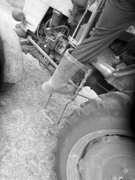 Campo Fluido Por Tractor Suelo Negro Naturaleza Campo Abierto Tractor — Foto de Stock