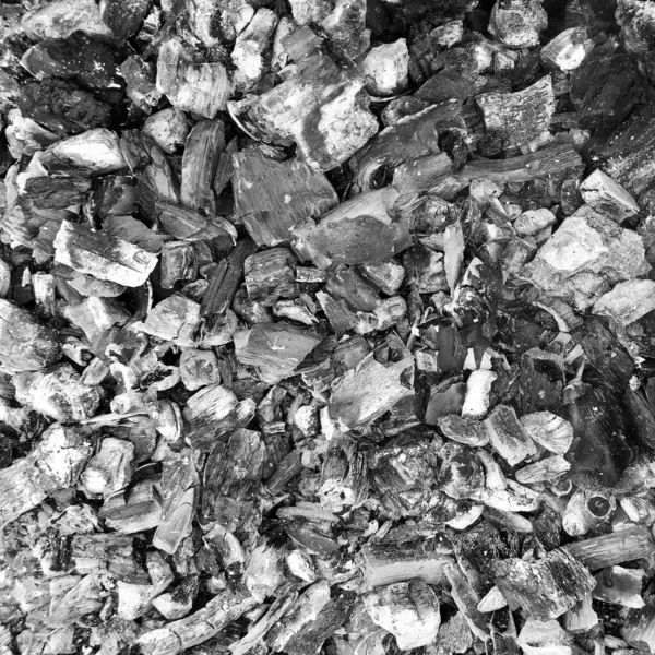 Güzel Alev Kahverengi Ahşap Koyu Siyah Kömür Üzerinde Parlak Sarı — Stok fotoğraf