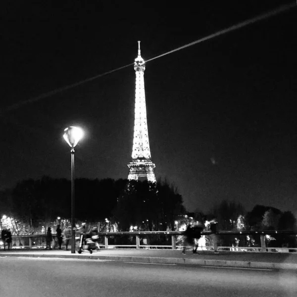 Фото Тему Красивой Большой Эйфелевой Башни Париже Темную Ночь — стоковое фото