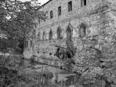 Tema üzerine fevkalade bir fotoğraf. Tuğla, eski su değirmeni. Nehir kenarındaki eski su değirmeninin kırsal kesimindeki büyük tuğla fabrikasının fotoğrafı.