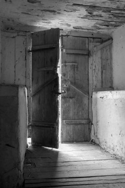 Tema üzerine fevkalade bir fotoğraf. Tuğla, eski su değirmeni. Nehir kenarındaki eski su değirmeninin kırsal kesimindeki büyük tuğla fabrikasının fotoğrafı.